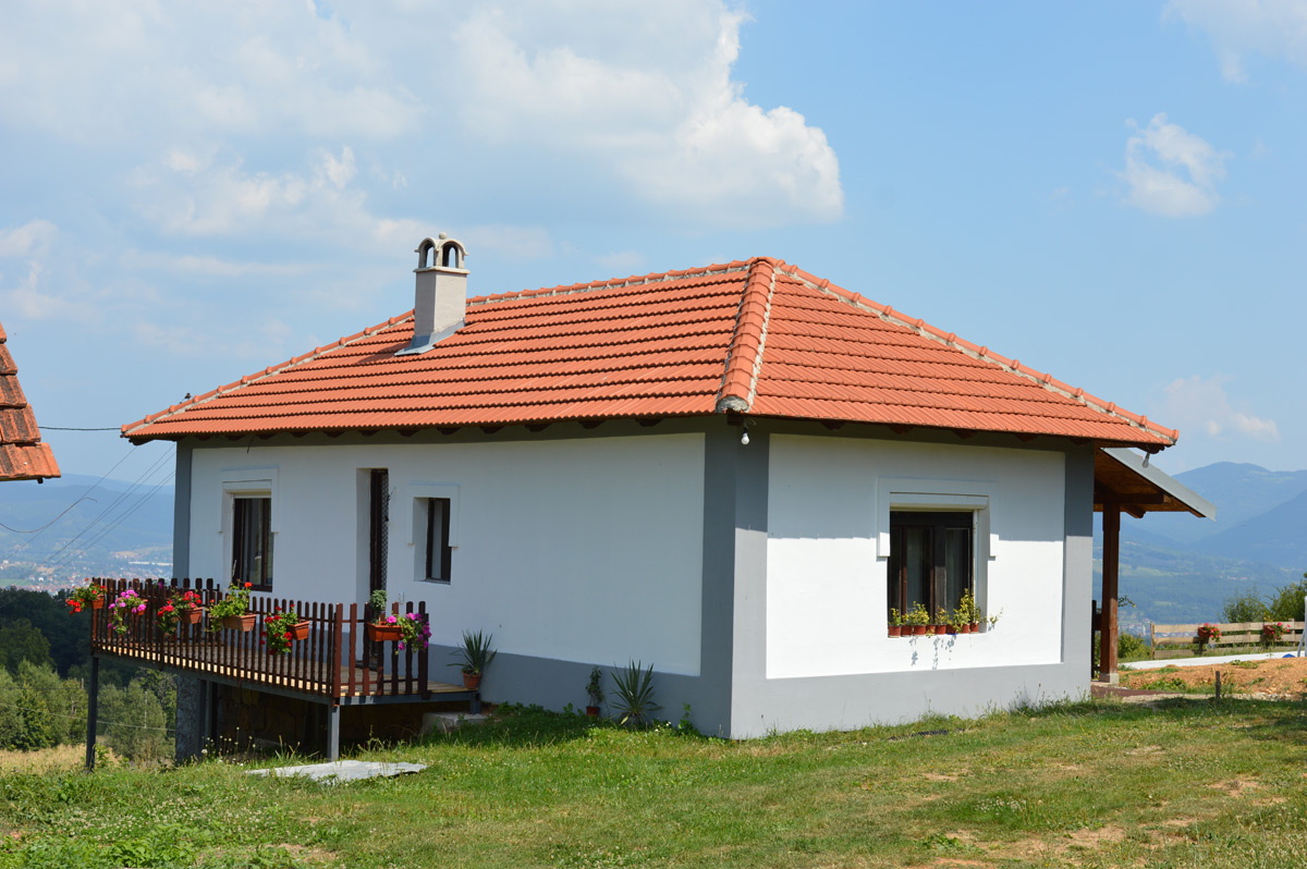 Брусница конаци